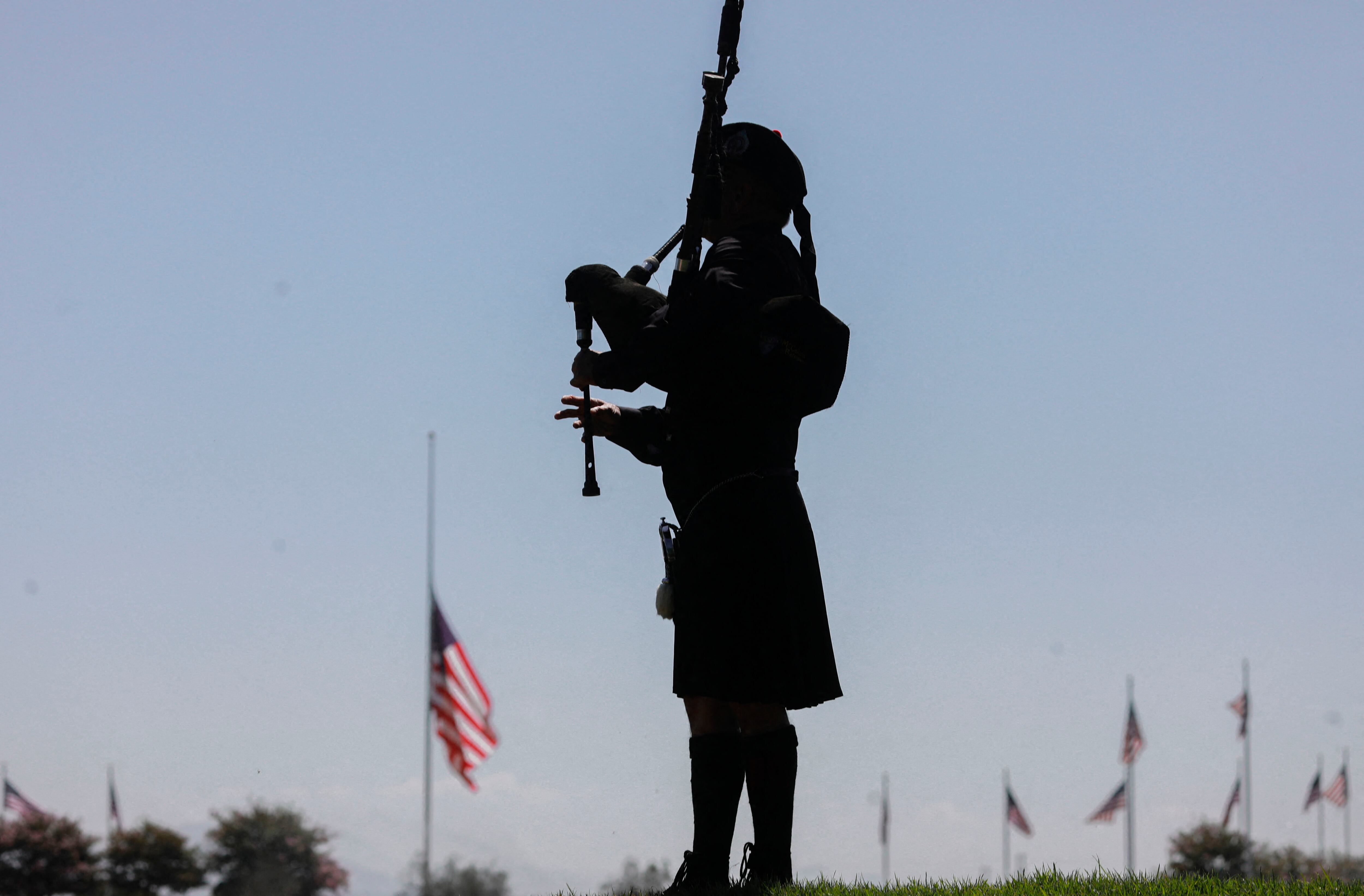 El suicidio es trágicamente común entre los veteranos militares de EE. UU., a pesar del uso generalizado de antidepresivos. El nuevo documental "In Waves and War" de Jon Shenk y Bonni Cohen muestra cómo los psicodélicos ofrecen un rayo de esperanza