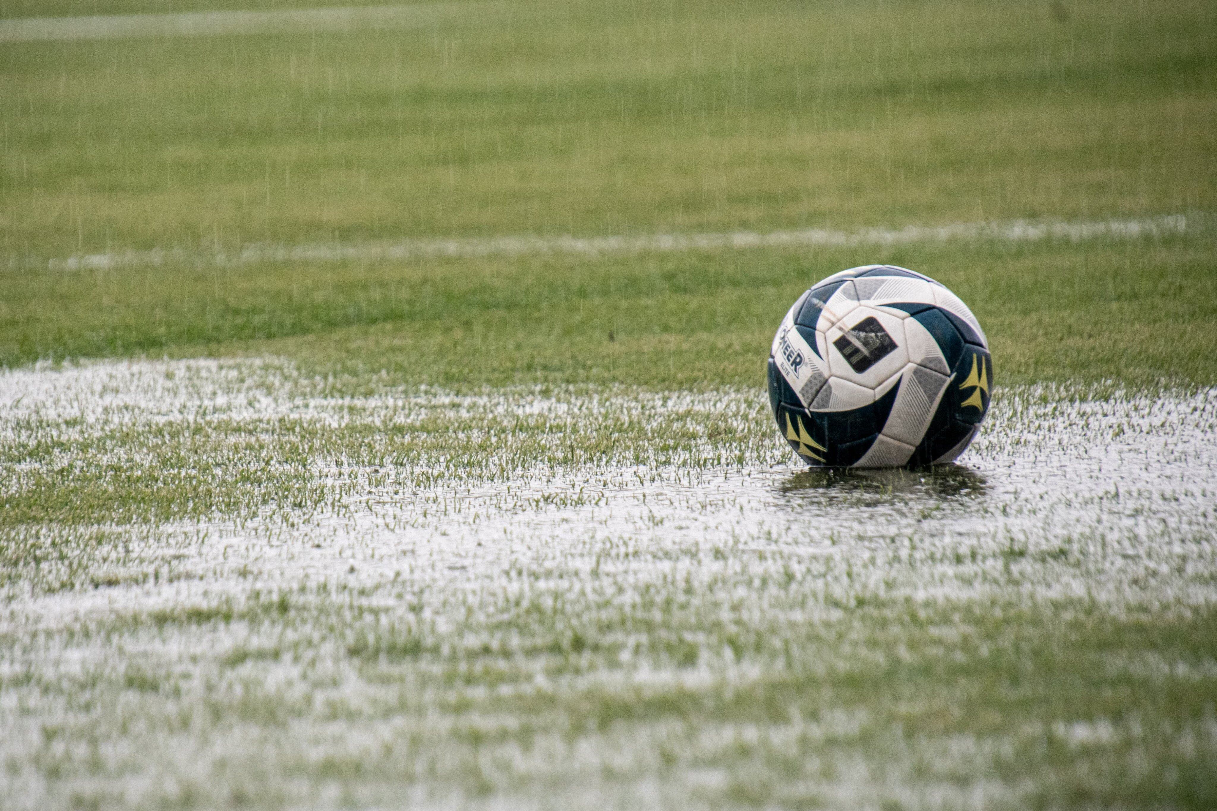 La gramilla del Estadio Edgardo Baltodano estaba muy empozada y no se pudo efectuar el partido entre Liberia y Saprissa.