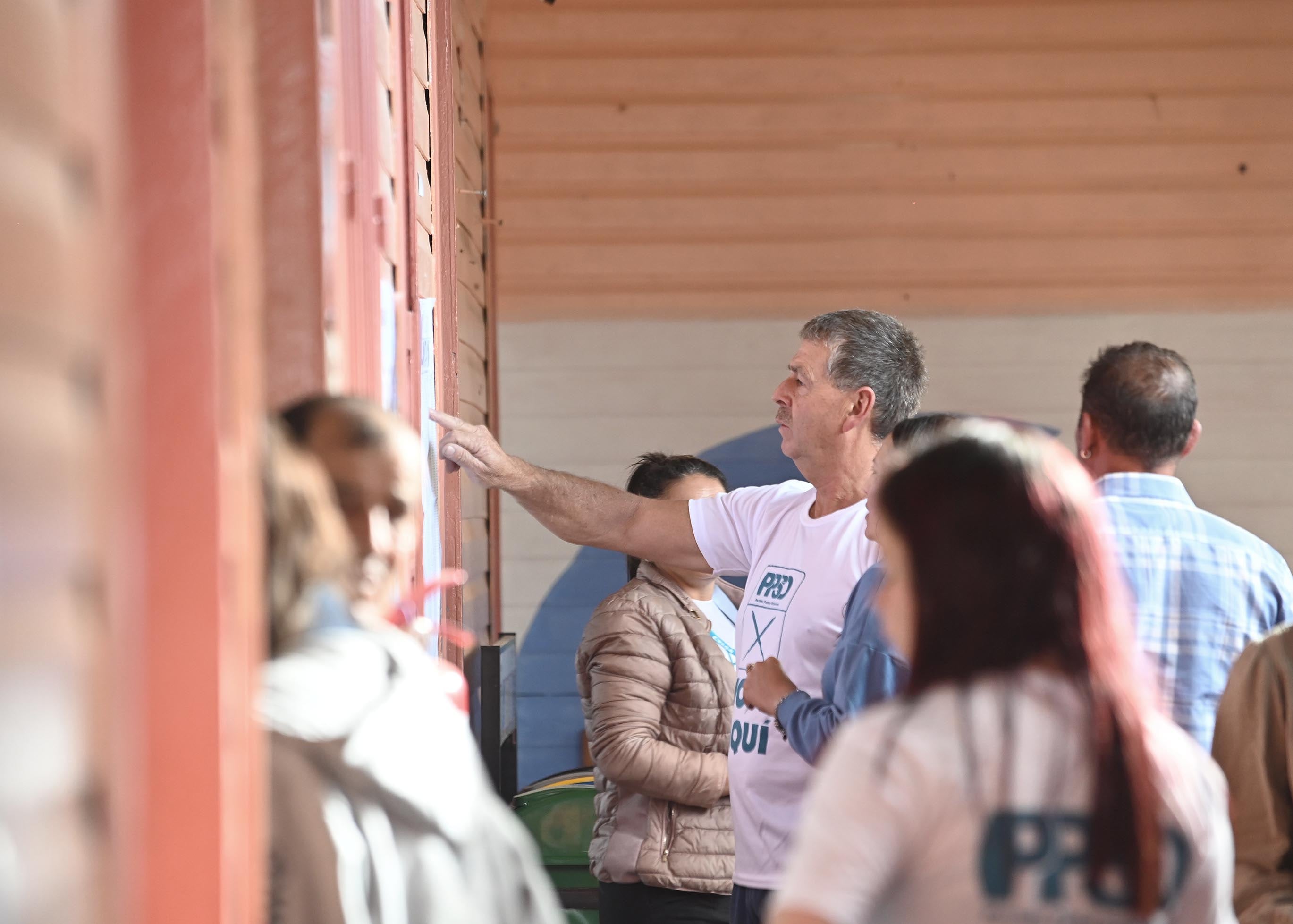 01 de febrero del 2026. Elecciones presidenciales. Escuela San Cristóbal Sur. Ambiente general de las mesas de votación y el expresidente de la República, José María Figueres Olsen emitió su voto en la junta 687 de la escuela. En la foto: Afluencia normal de público poco después de la apertura de las mesas a las 6 a.m. Manuel Leiva Mena (88) vecino de San Cristóbal. Foto: Albert Marín.