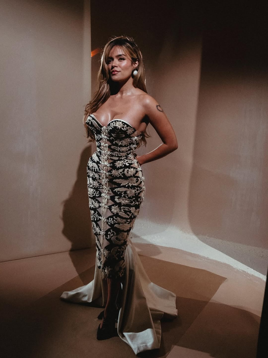 Karol G asistió al desfile de Schiaparelli y se sentó en primera fila junto a otras celebridades.