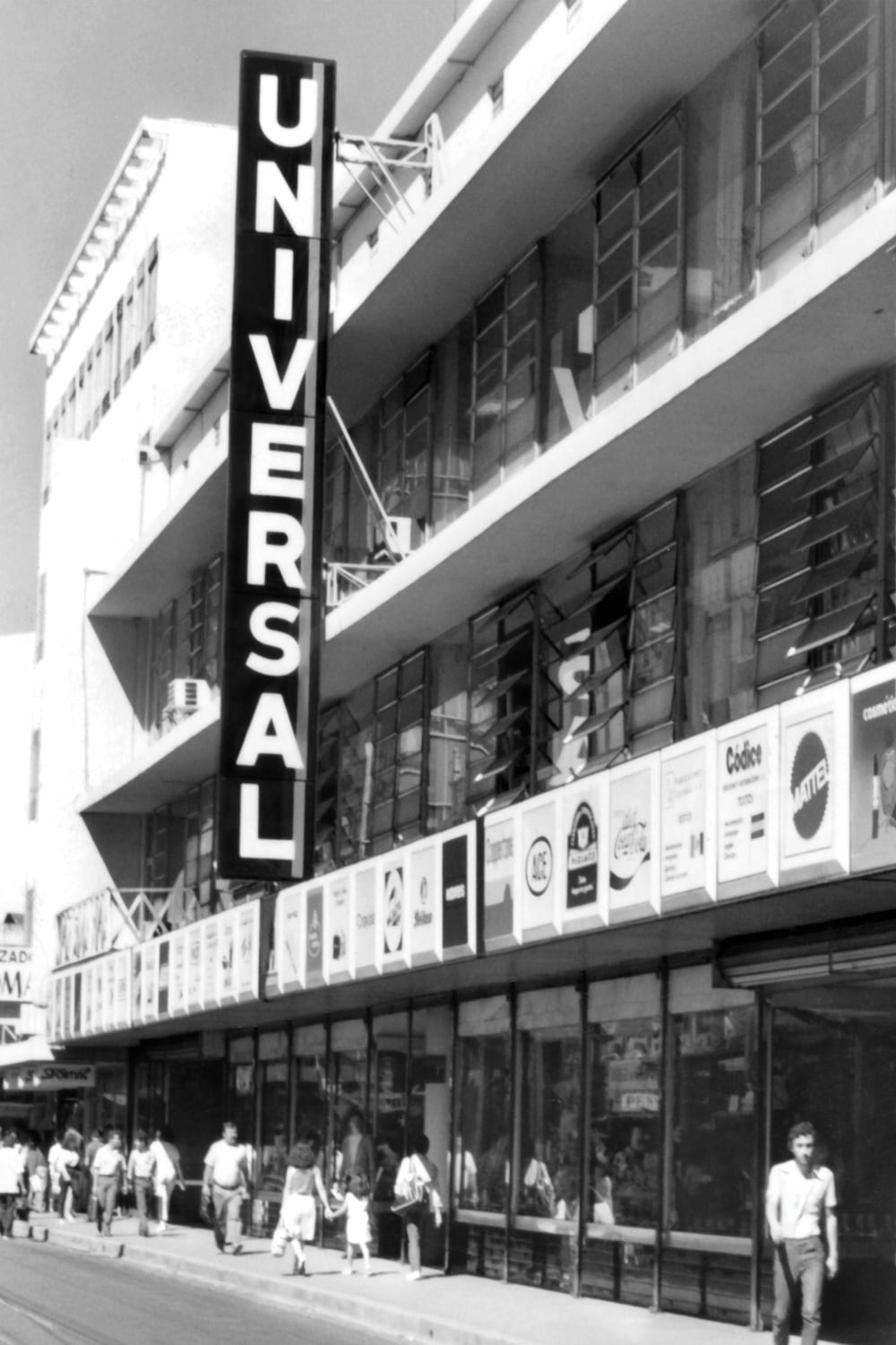 Universal: 100 años de soñar frente a la vitrina