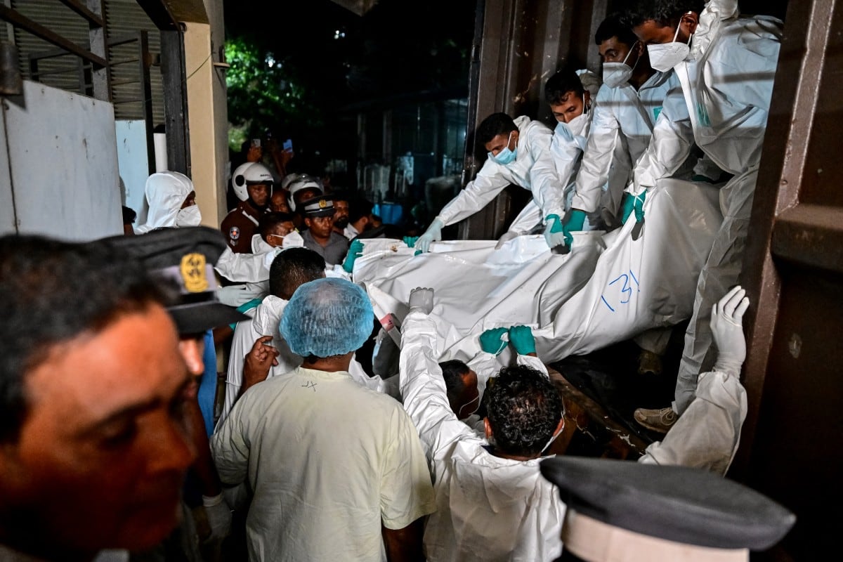 Trabajadores de la salud trasladan los cuerpos de marineros iraníes que murieron en un ataque con torpedo de Estados Unidos contra la fragata IRIS Dena, frente a la costa sur de Sri Lanka, en la morgue del hospital Karapitiya en Galle.