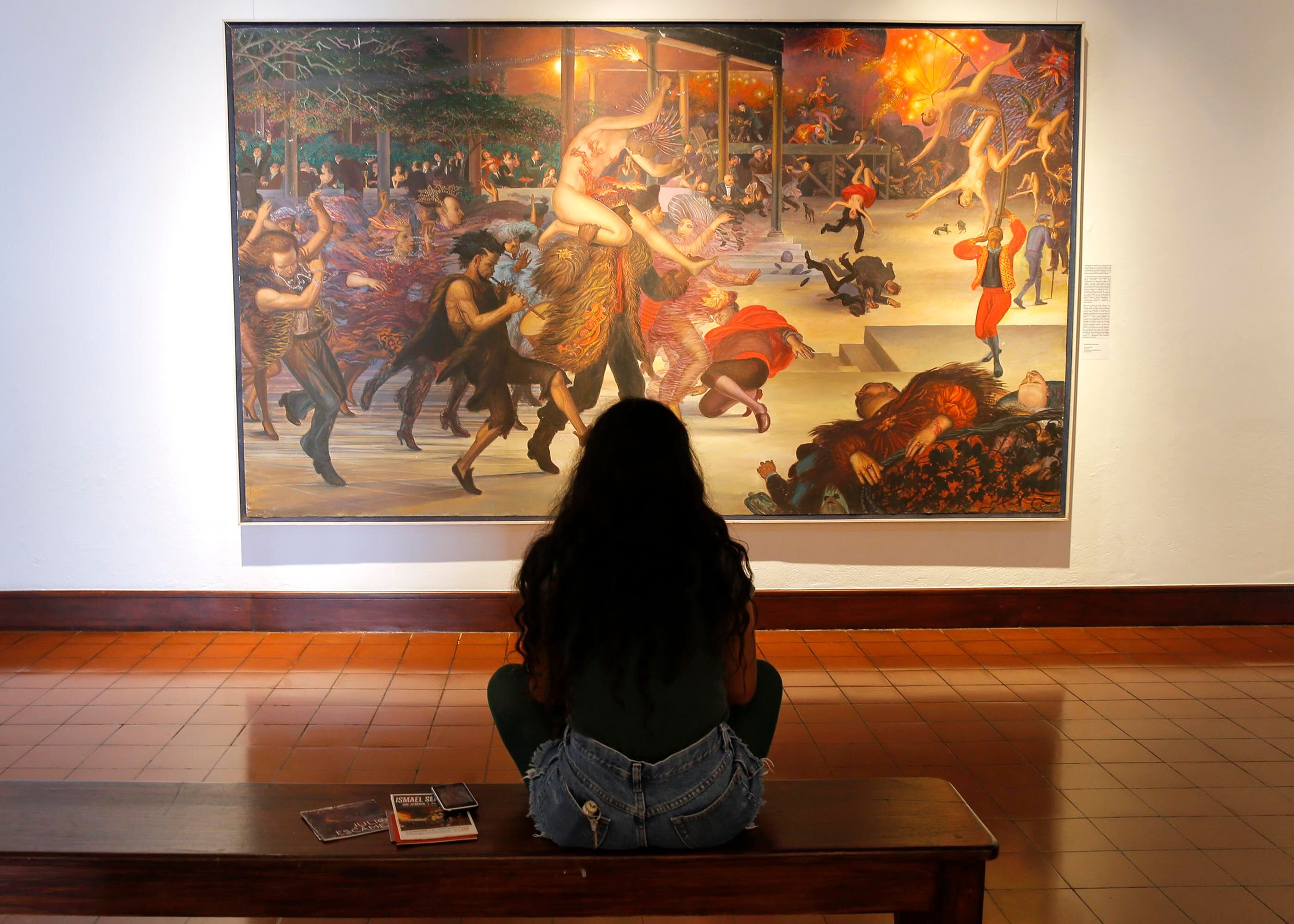 Mujer viendo una obra de arte.