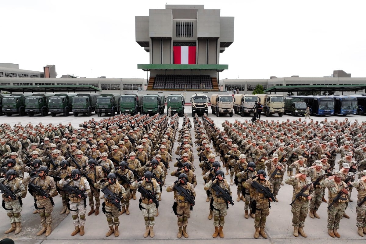 Esta fotografía, difundida por la Presidencia de Perú, muestra el nuevo Comando Unificado creado por la presidenta de Perú, Keiko Fujimori, en la plaza Cáceres, en el Cuartel General del Ejército.