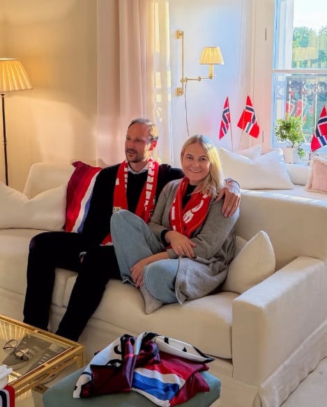La Casa Real de Noruega publica la primera fotografía de la princesa Mette-Marit tras someterse a un trasplante de pulmón.