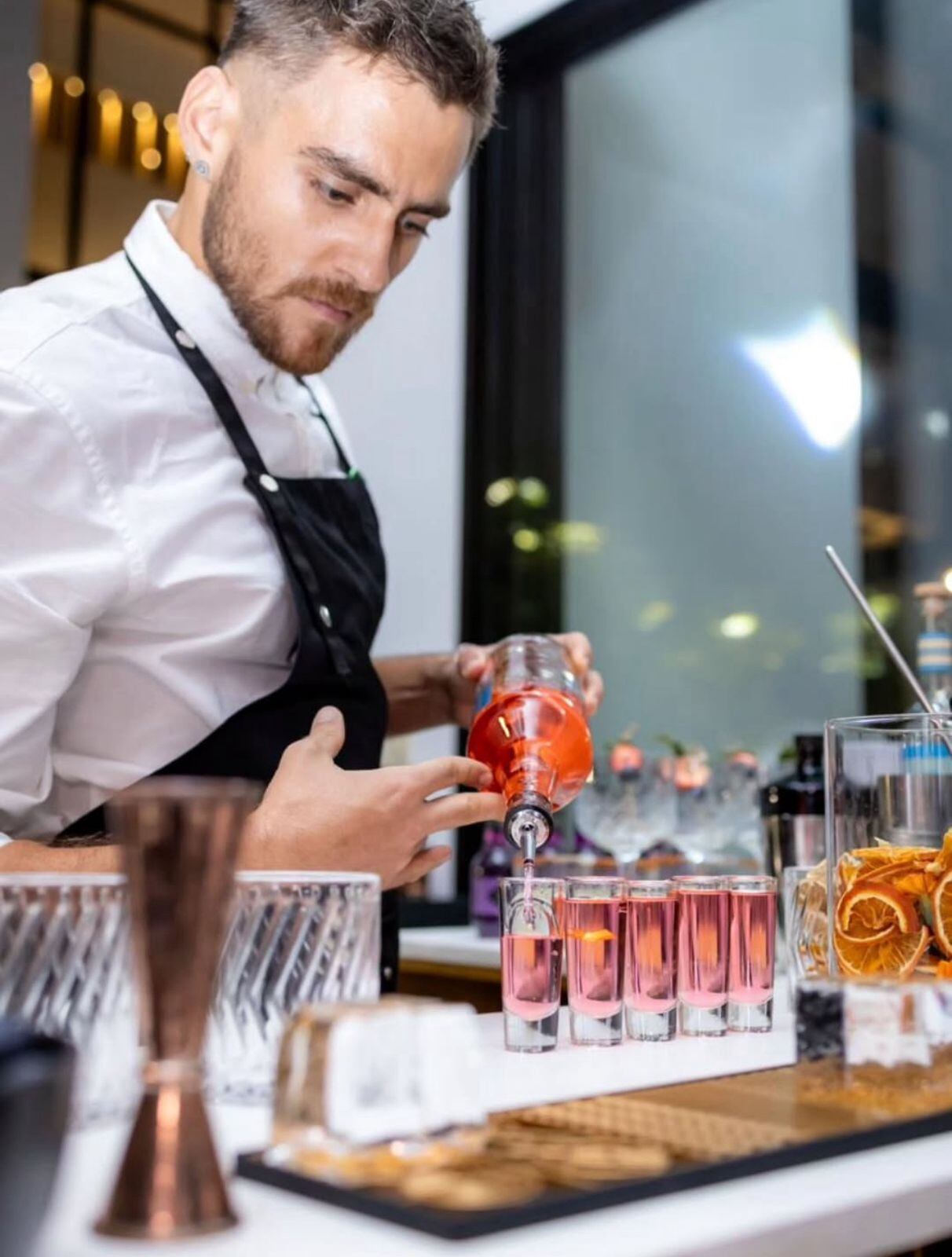 En 2019 Kenneth Flores fundó su marca Cocktails Drinks & More.