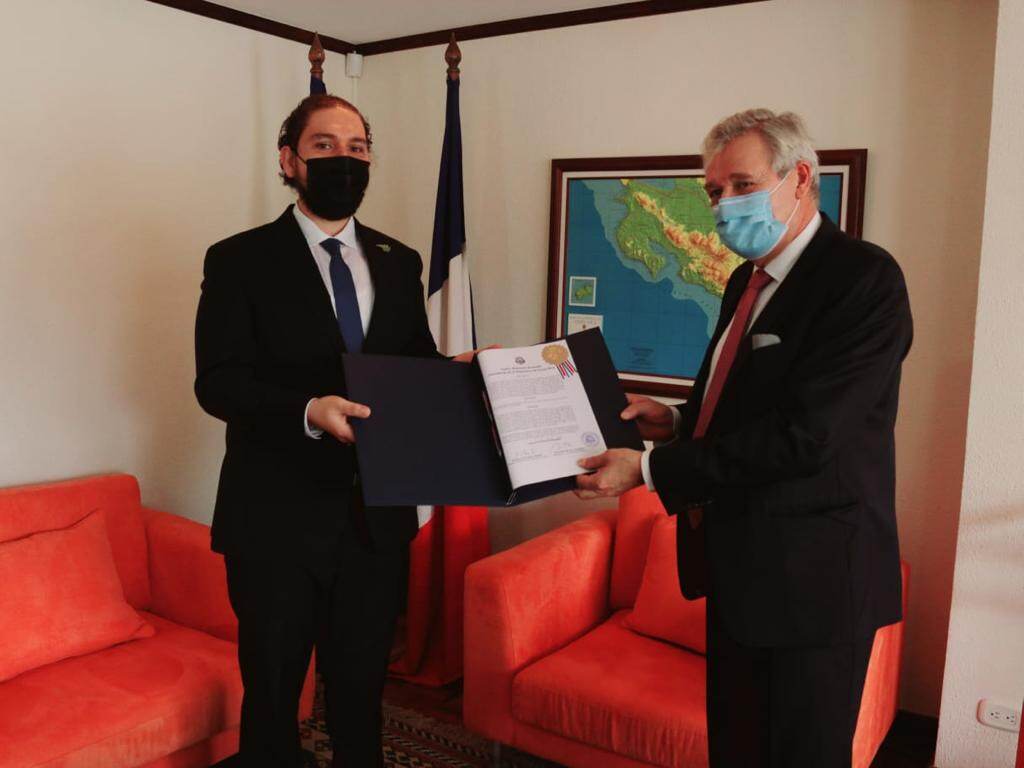 El viceministro de Comercio Exterior Duayner Salas y el emabajador de Francia. Foto: cortesía.