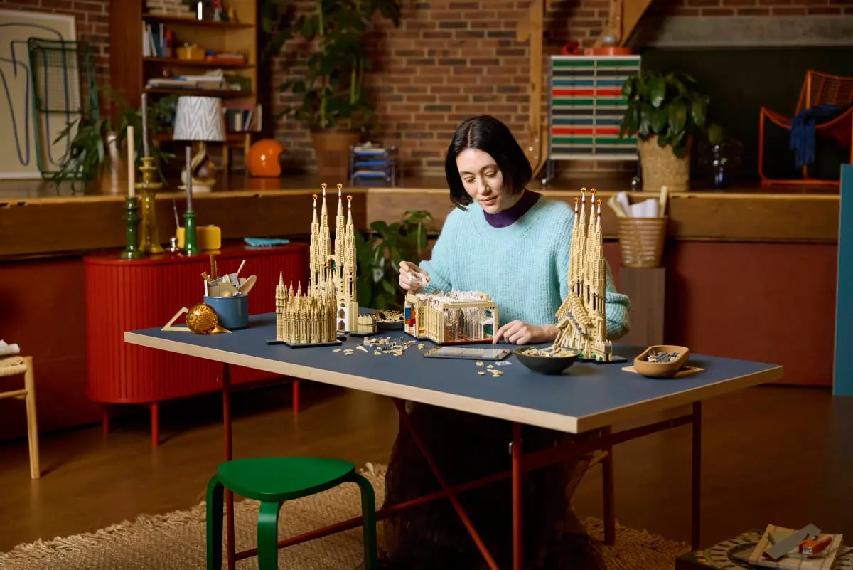 La Sagrada Familia inspiró el set más ambicioso de LEGO hasta la fecha, con más de 12.000 piezas y un alto nivel de detalle arquitectónico.