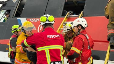 44 adultos y 4 niños atendidos tras vuelco de bus contra malla del aeropuerto Juan Santamaría