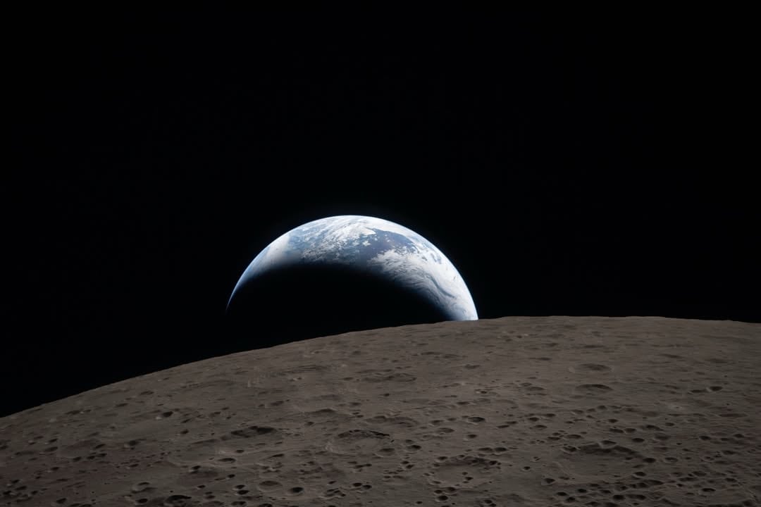 La Tierra se oculta tras el horizonte lunar en un “Earthset” captado por la tripulación de Artemis II, durante su paso por la cara oculta de la Luna el 6 de abril de 2026.