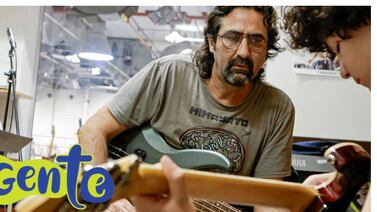 Bajista, profesor y poeta: Las muchas aristas de Abel Guier, de Gandhi