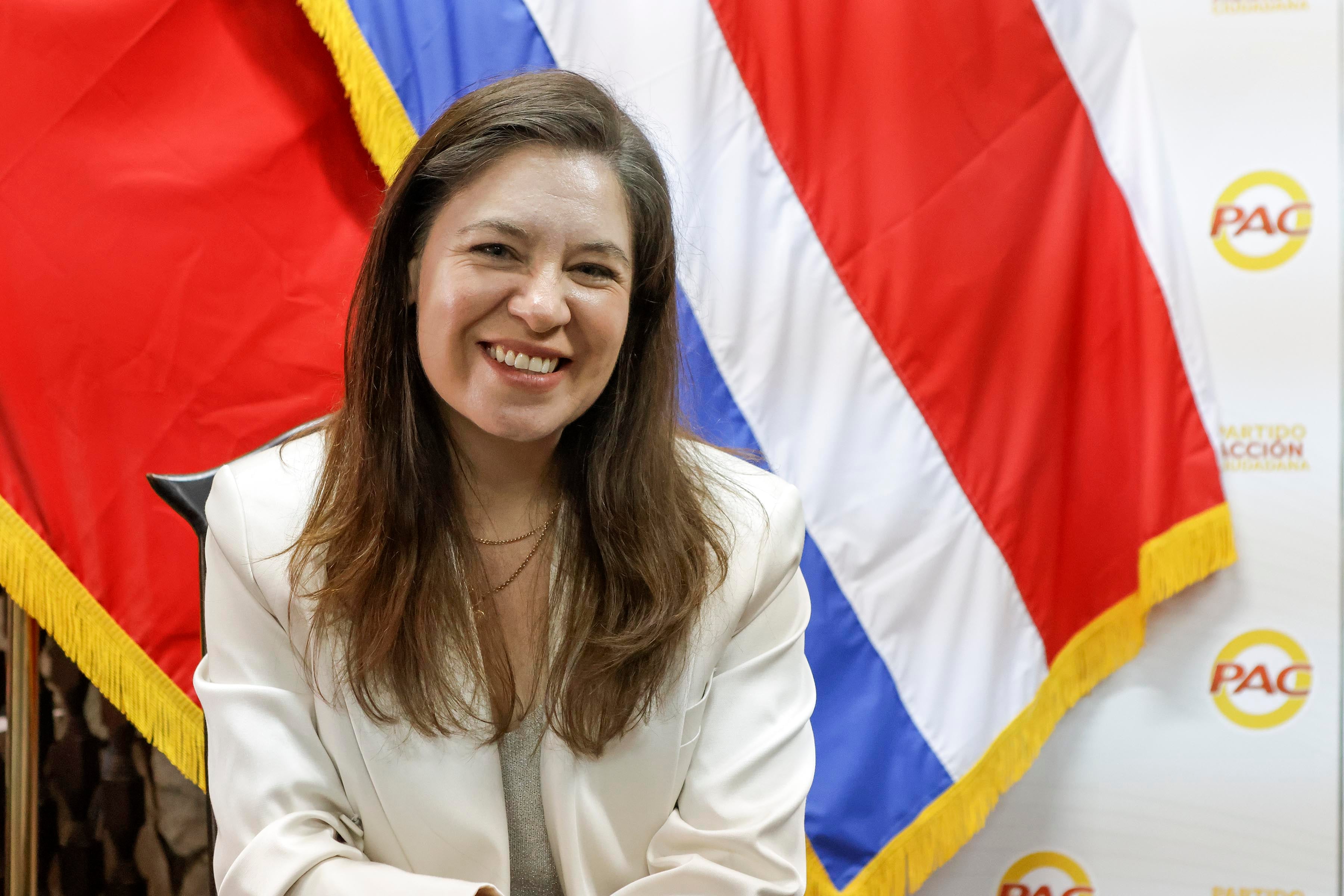 Inscripción de Claudia Dobles como precandidata del PAC