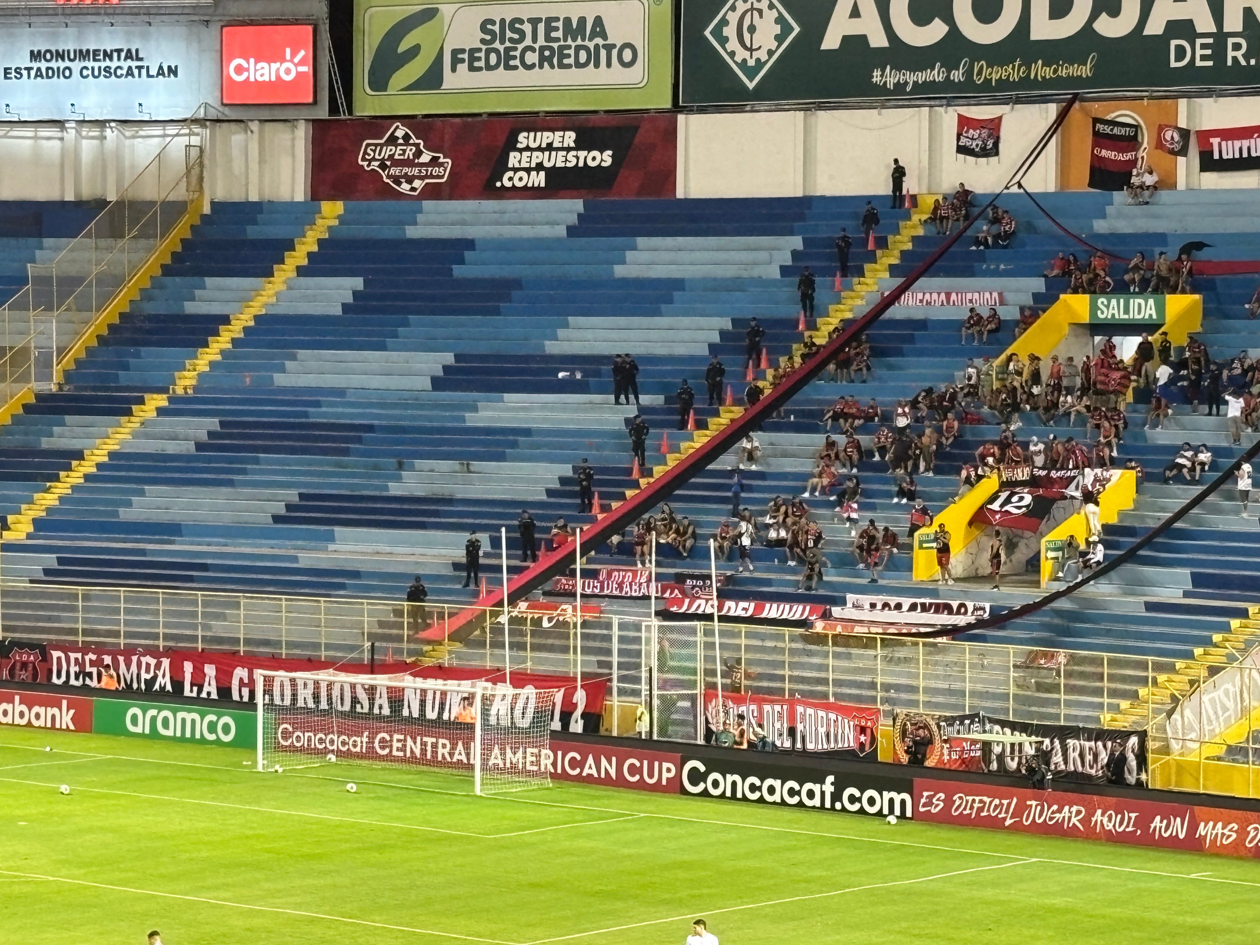 Muchos aficionados de Liga Deportiva Alajuelense viajaron a El Salvador.