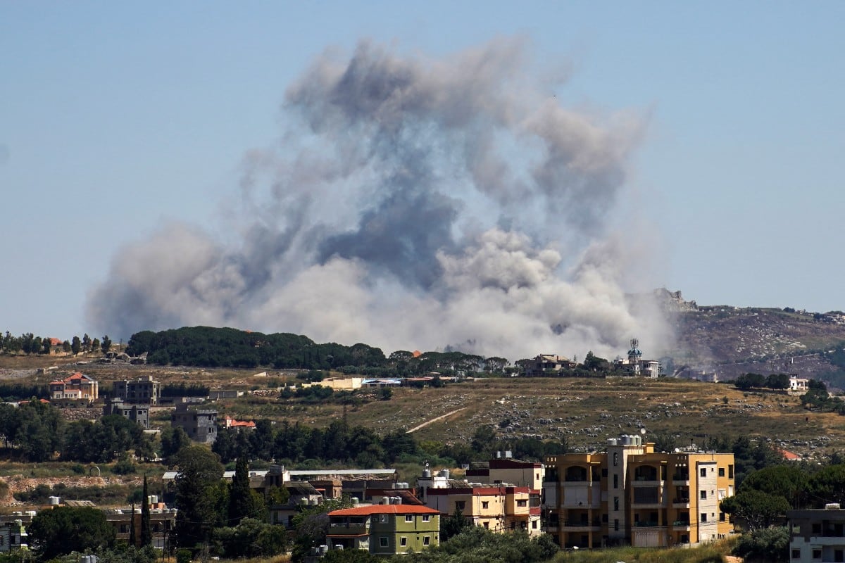 Una fotografía tomada desde la zona sur de Nabatieh muestra una columna de humo elevándose desde el lugar de un bombardeo aéreo israelí contra la localidad de Kfar Tibnit, en el sur del Líbano, el 4 de junio de 2026.