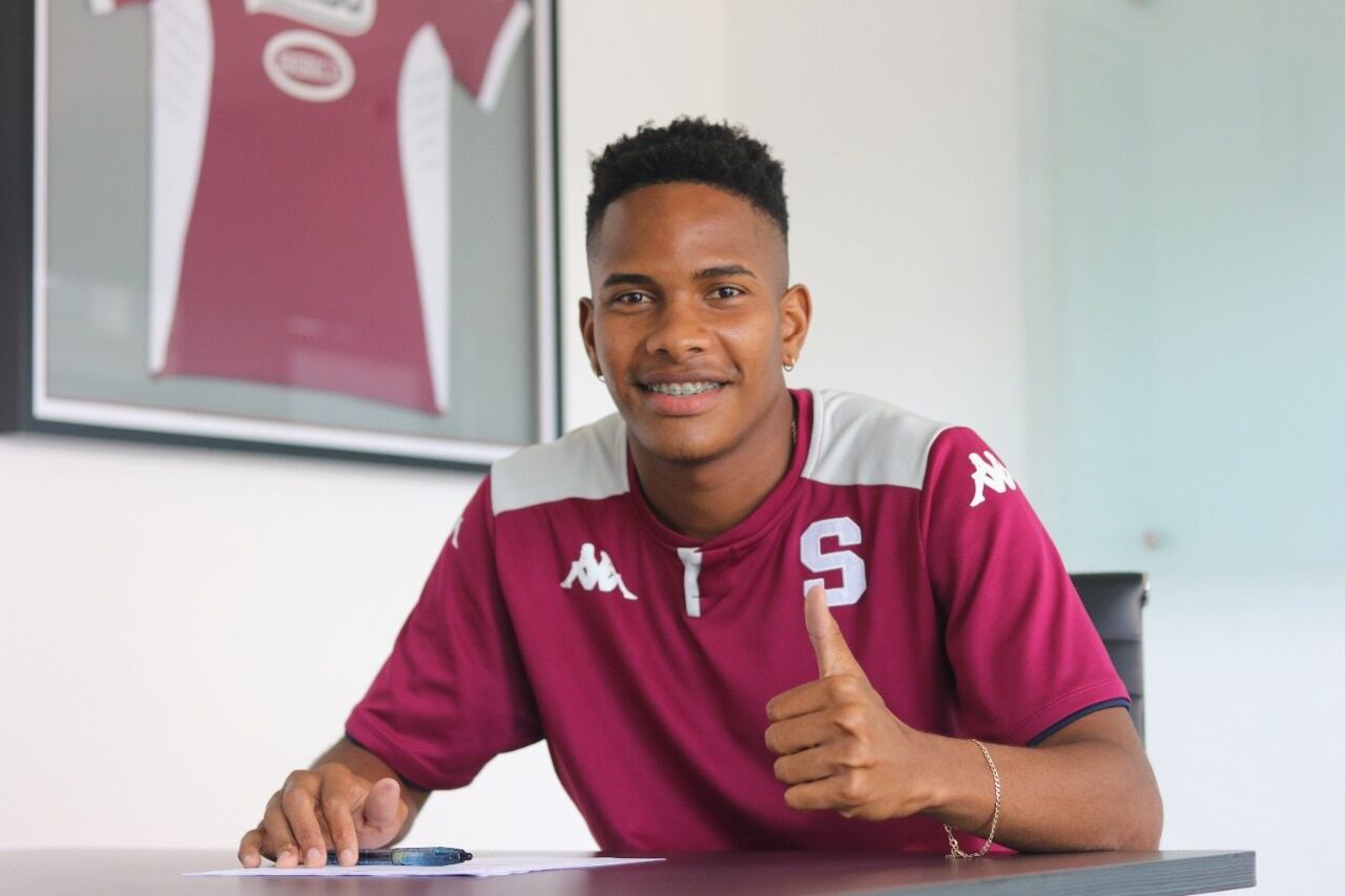 El lateral Ryan Bolaños firmó con los morados por dos años. Prensa Saprissa.