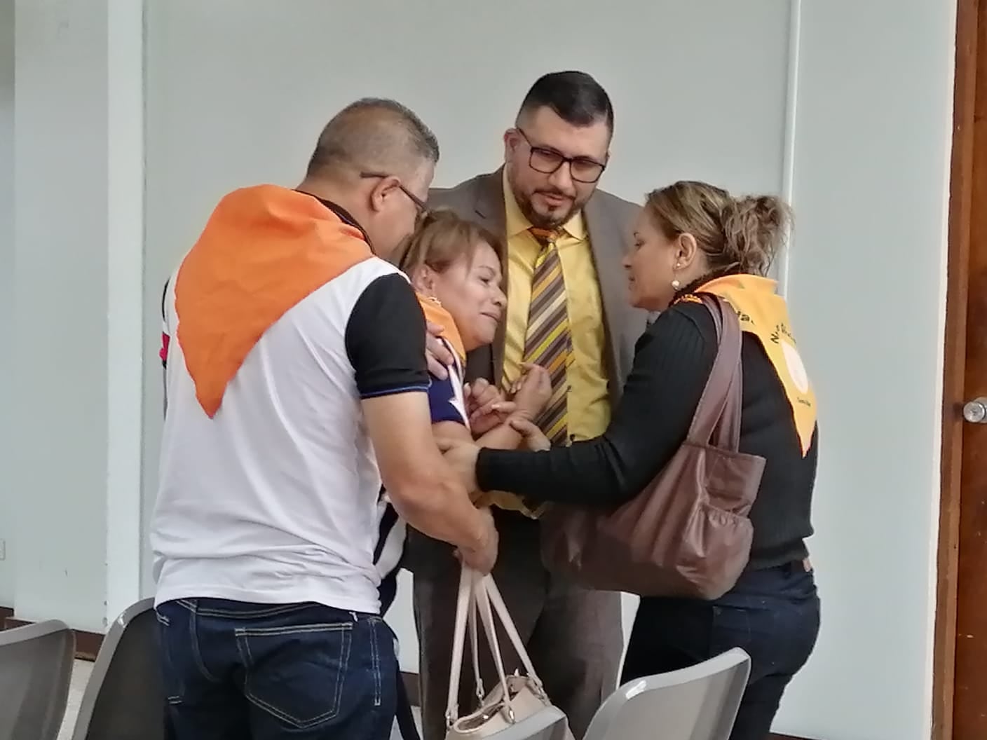 Ana Patricia Zamora se abraza conmovida a su abogado Joseph Rivera, luego de alcanzar su objetivo de elevar la pena contra el sujeto que mató a su hija. Le acompañan su compañero sentimental y su hermana. Foto: Keyna Calderón.