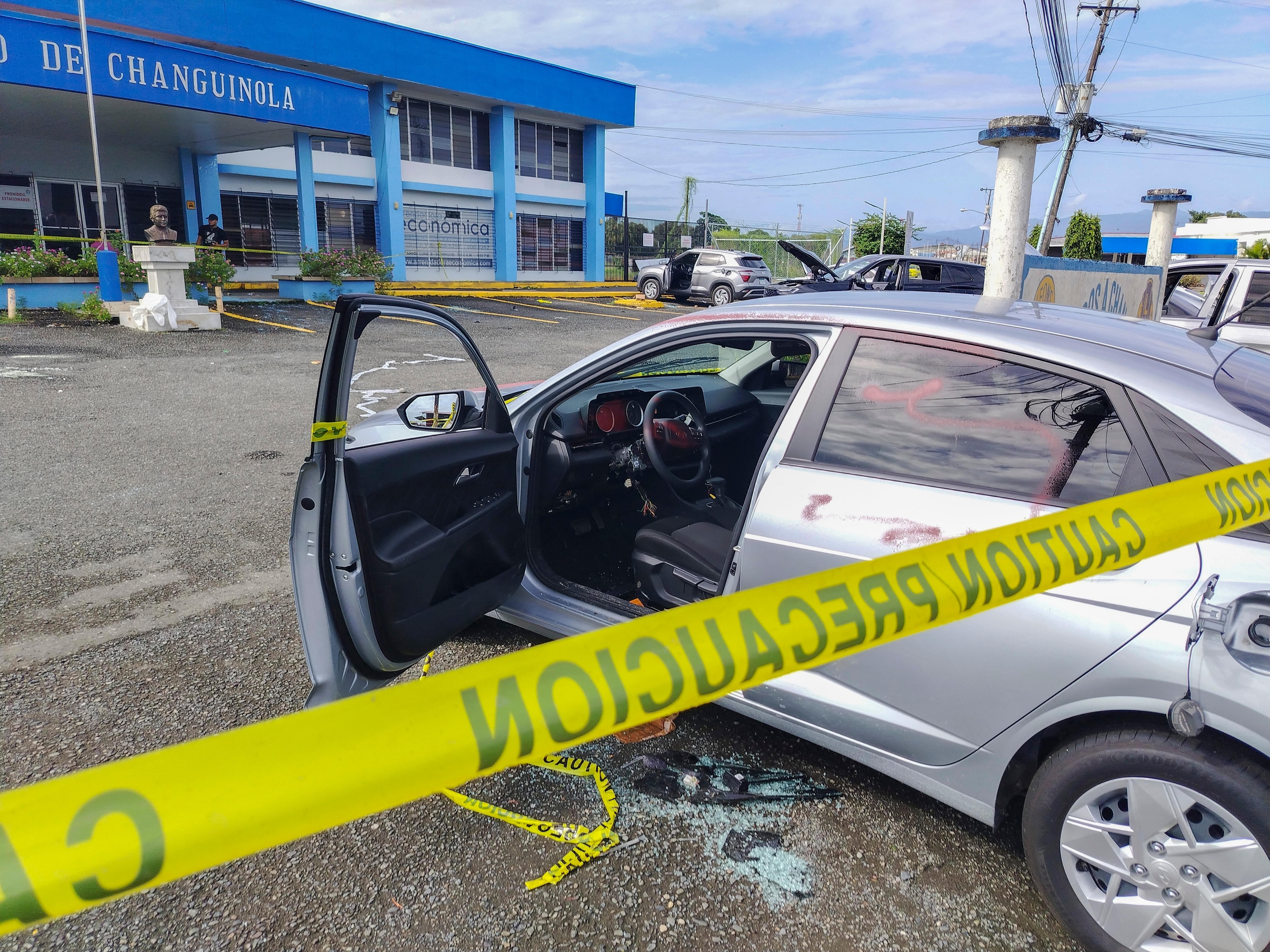 Vista de varios vehículos vandalizados en el aeropuerto de Changuinola, en la ciudad de Changuinola, Bocas del Toro, el 20 de junio de 2025, después de que grupos de vándalos irrumpieran en el aeropuerto local, saquearan vehículos de alquiler y diversos artículos de oficina, y destruyeran propiedades comerciales, según un comunicado de la policía. El presidente de Panamá, José Raúl Mulino, anunció que tomará “medidas constitucionales” para frenar la ola de protestas y bloqueos de carreteras que ha afectado a la provincia caribeña de Bocas del Toro durante más de un mes. (Foto de DANIEL SANTOS / AFP)