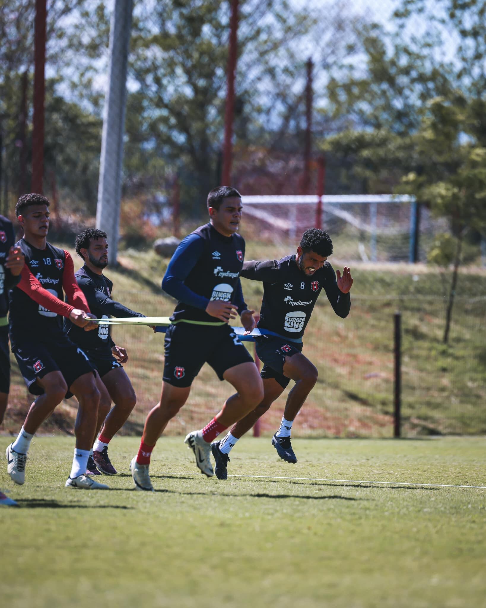 Alexandre Guimaraes pasa muy pendiente de los datos que arrojan sus jugadores y eso lo hace también en Liga Deportiva Alajuelense.