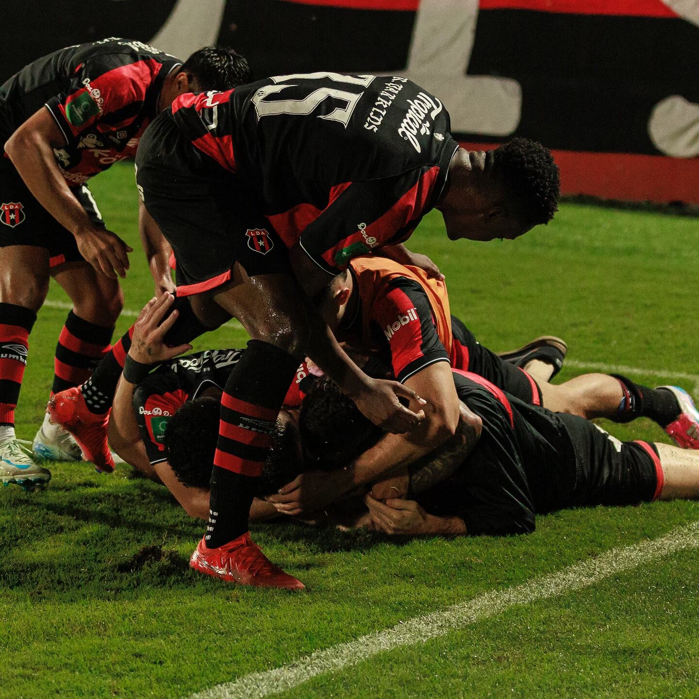 Esa imagen corresponde a parte del festejo de Liga Deportiva Alajuelense, porque el gol de Jonathan Moya implicaba la remontada contra San Carlos.