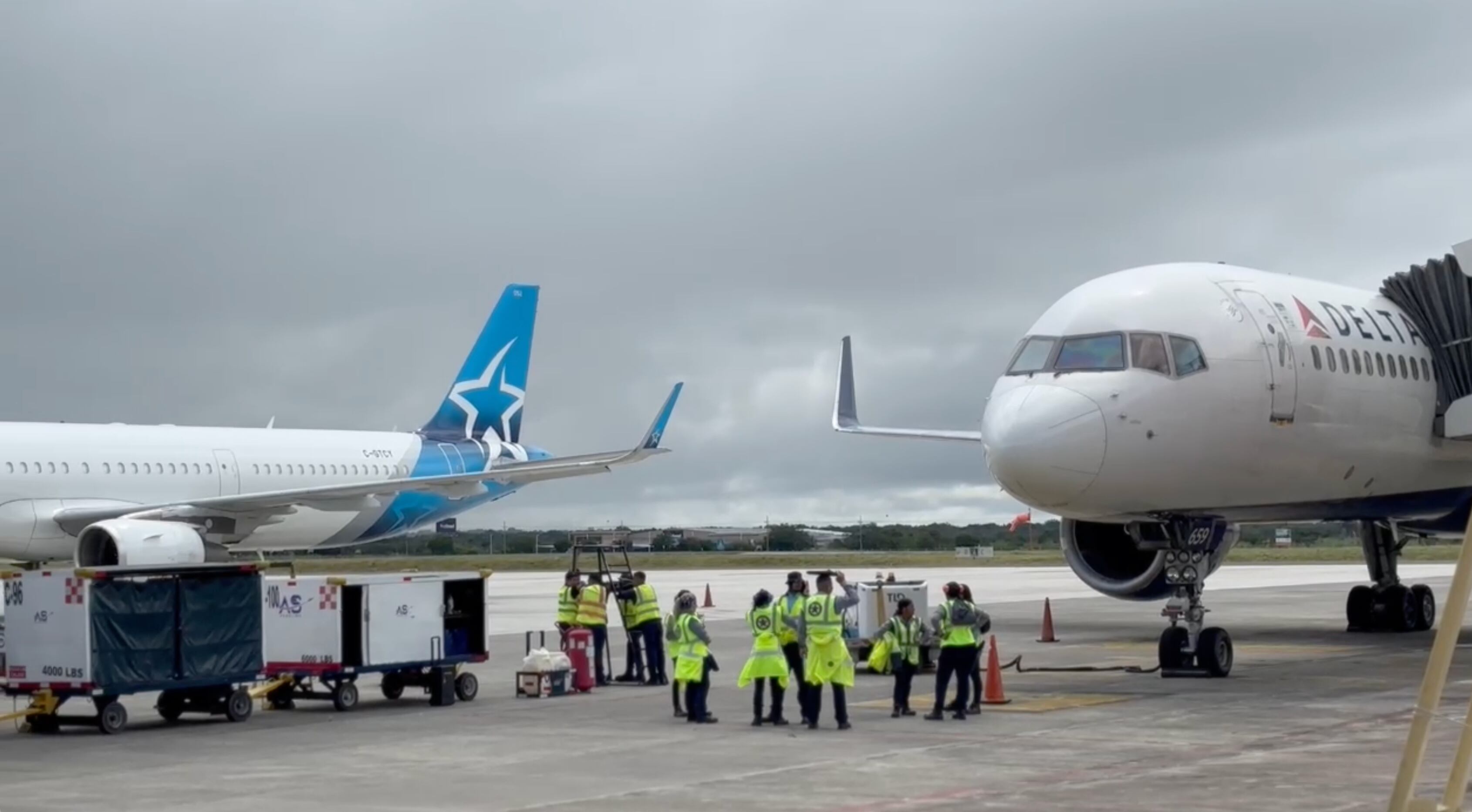 Varios aviones estacionados en el aeropuerto de Liberia, reflejando desorden y falta de comunicación en una crisis reciente