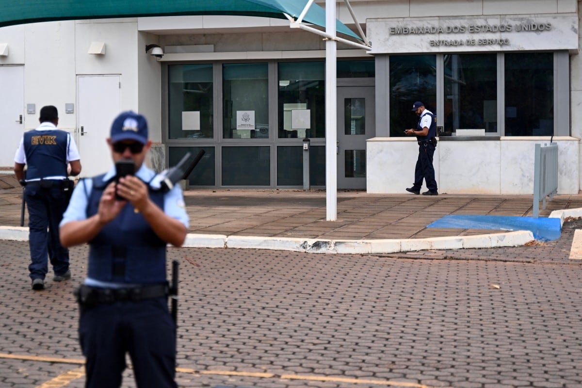 Personal de seguridad en la embajada estadounidense en Brasilia.