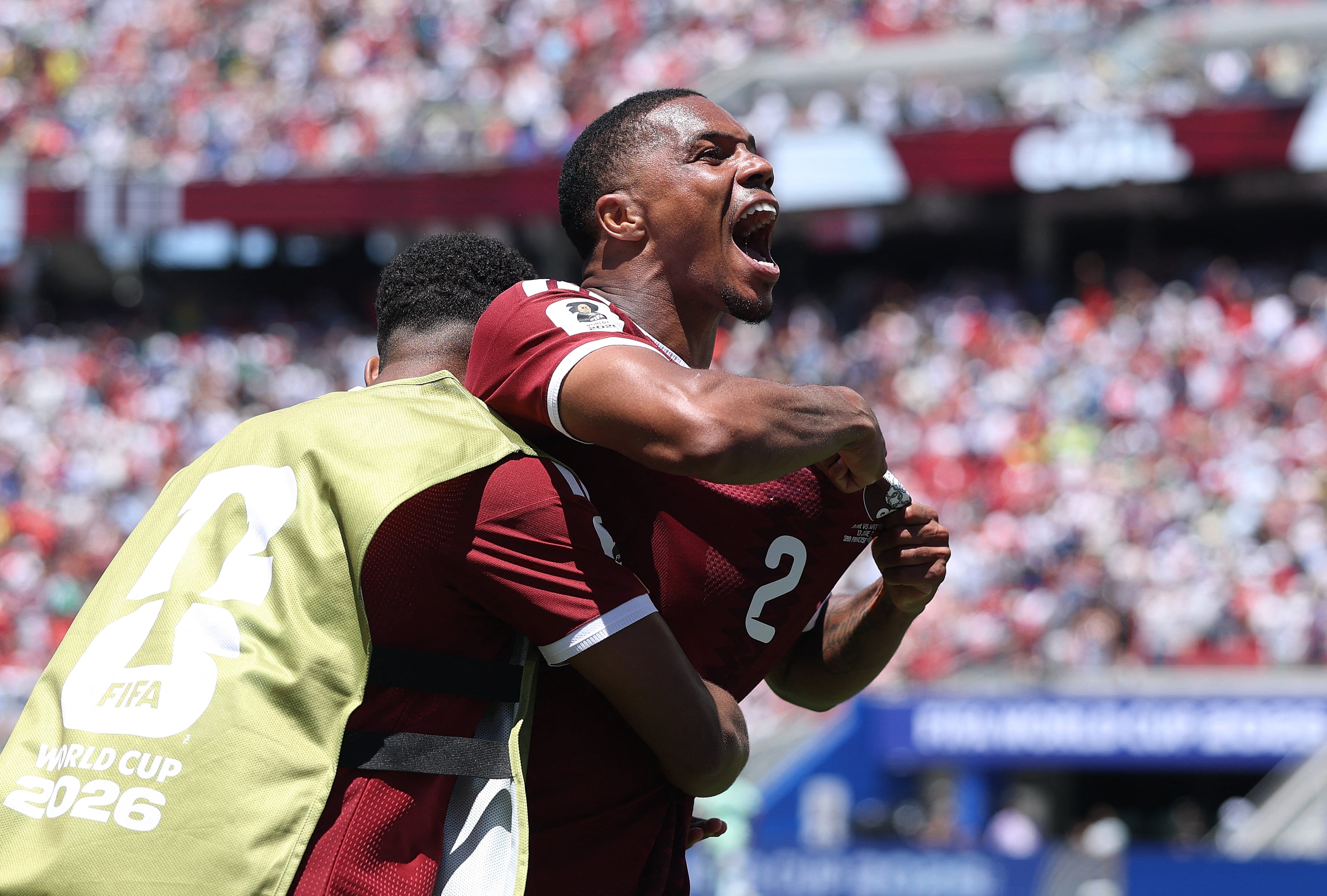 Pedro Miguel #2 de Qatar celebra el primer gol del equipo, durante el partido del Grupo B de la Copa Mundial de la FIFA 2026 entre Qatar y Suiza en el Estadio del Área de la Bahía de San Francisco el 13 de junio de 2026 en Santa Clara, California.