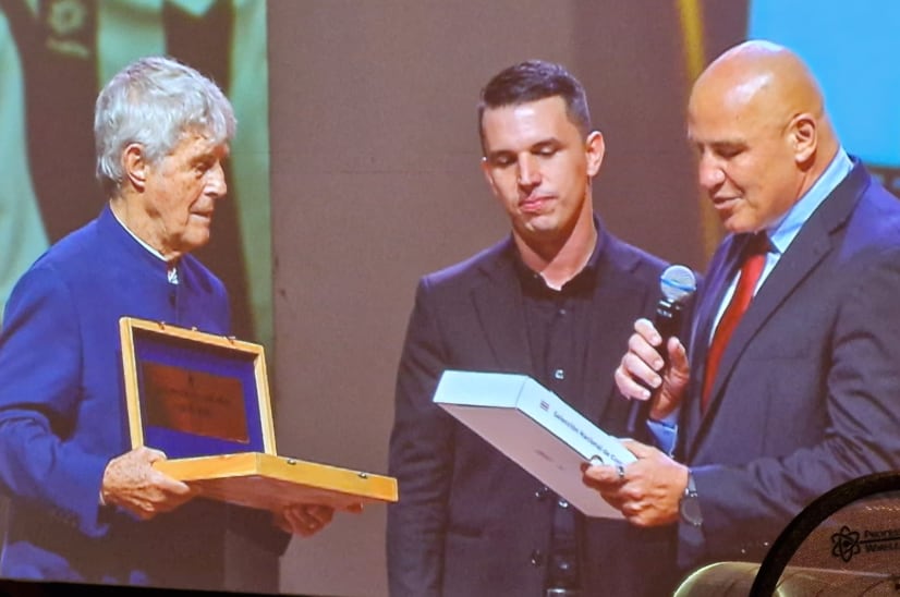 José Jaikel
Bora Milutinovic
Diego Miranda, Alcalde San José
Homenaje 23 años de Italia 90
11 de junio
Cortesía: Rodrigo Calvo