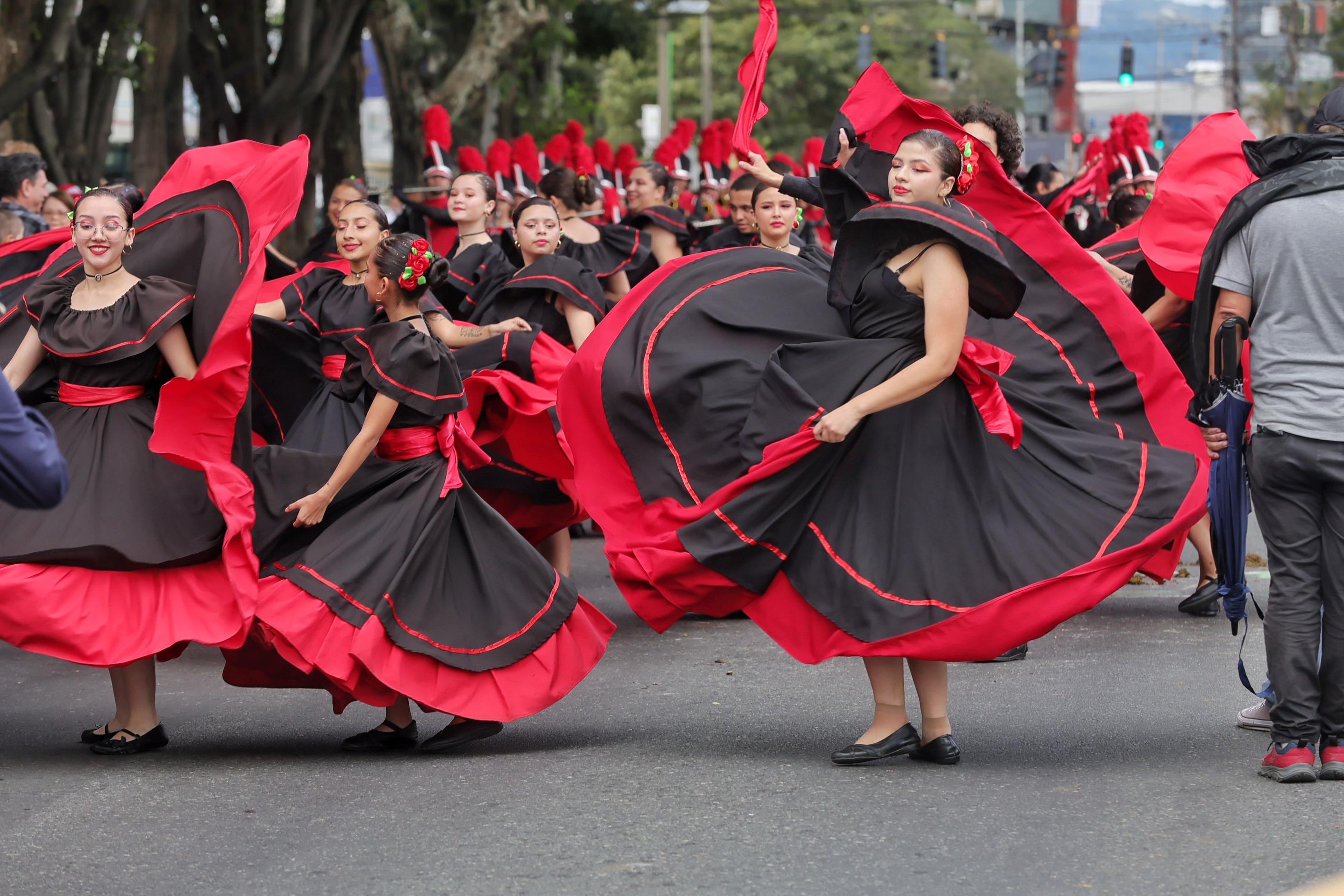 Imágenes del Tope Nacional que se realizó este 26 de diciembre del 2024 en las principales calles de Montes de Oca. En las imágenes se ve a caballos y caballistas, así como manifestantes en contra del maltrato animal y bailarinas típicas en la actividad.