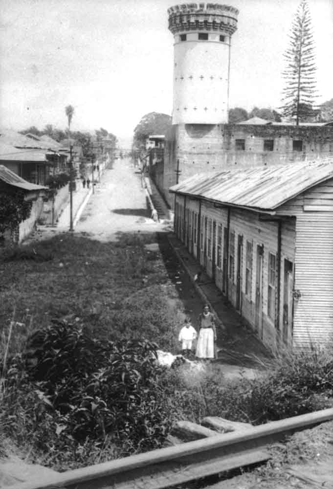 Vista del Torreón suroeste del Cuartel Bellavista, en medio de una San José muy distinta.
