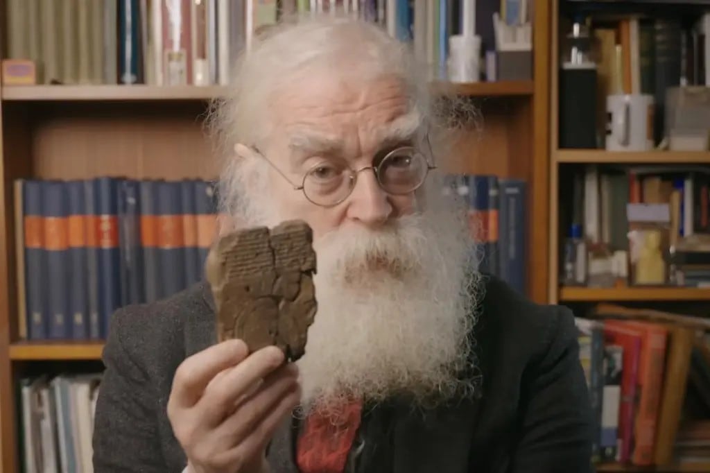 El Dr. Irving Finkel, curador del Museo Británico, describió la tablilla como "el mapa más antiguo del mundo en el mundo".