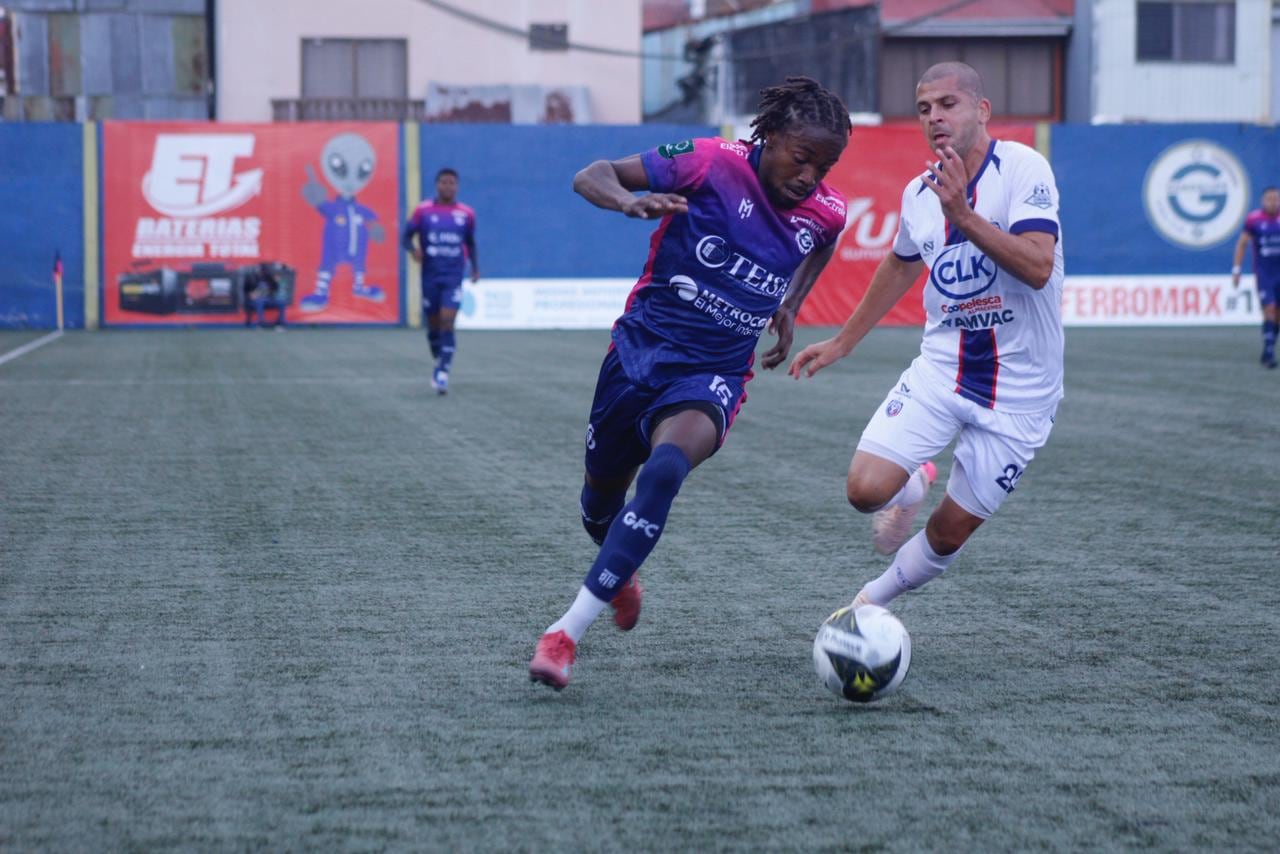 Tristán Demetrius controló un balón ante la marca de Jean Carlo Agüero de San Carlos.