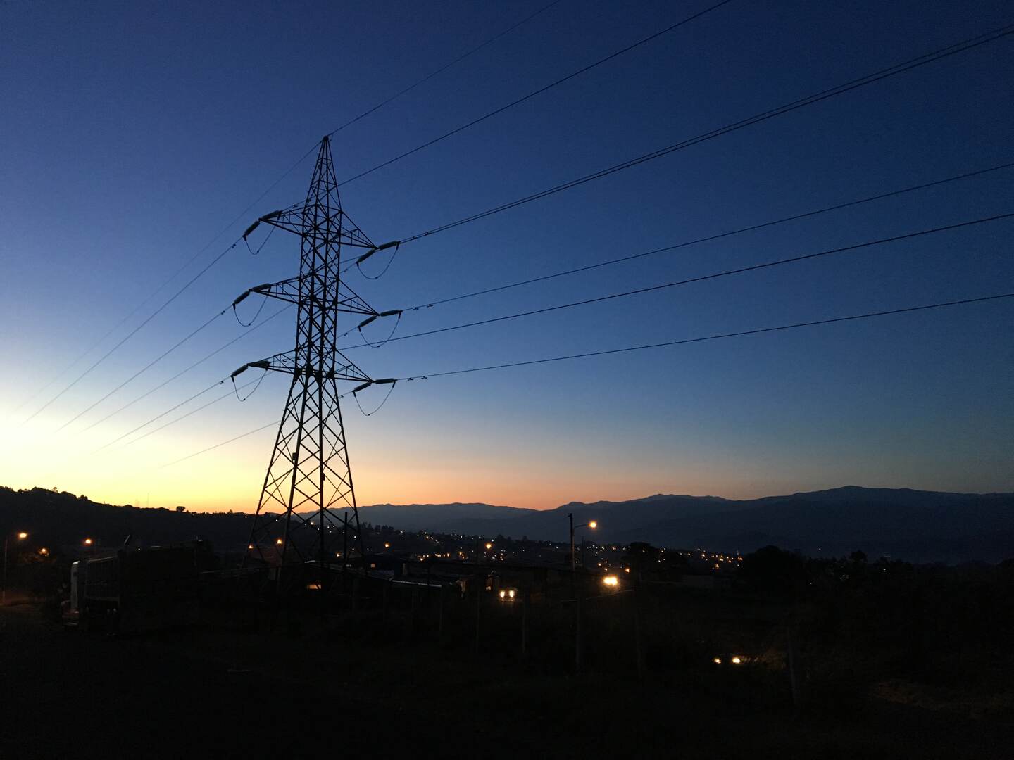 Amanecer visto a las 5:30 a. m. desde Quircot, Cartago, la mañana del lunes 27 de febrero de 2017. Al fondo, el macizo del cerro de la Muerte