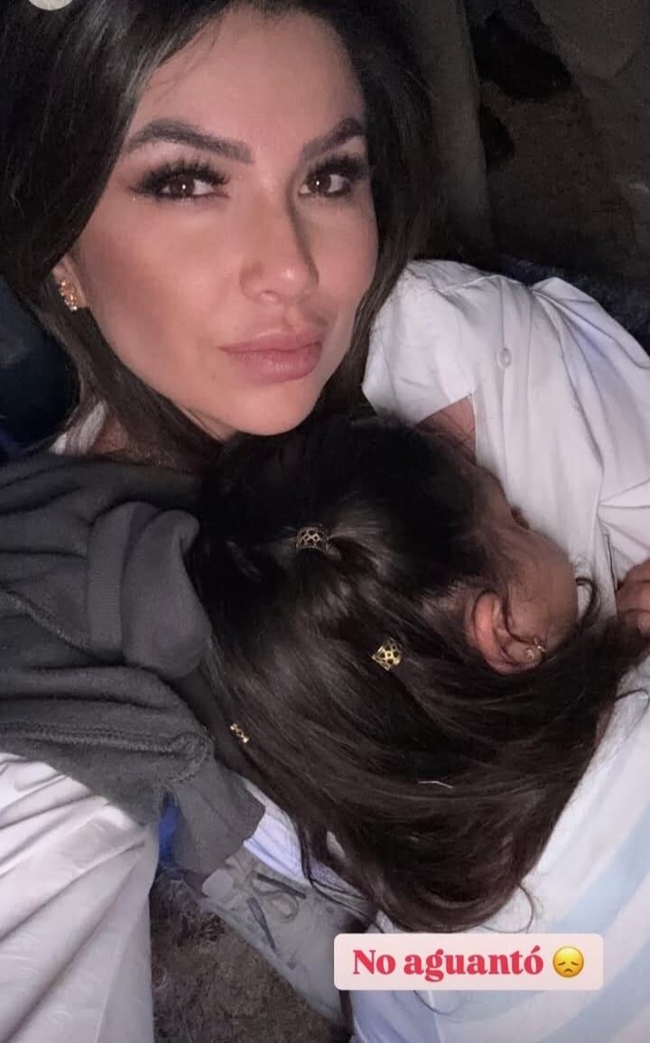 Melissa Durán con su hija dormida en sus brazos.