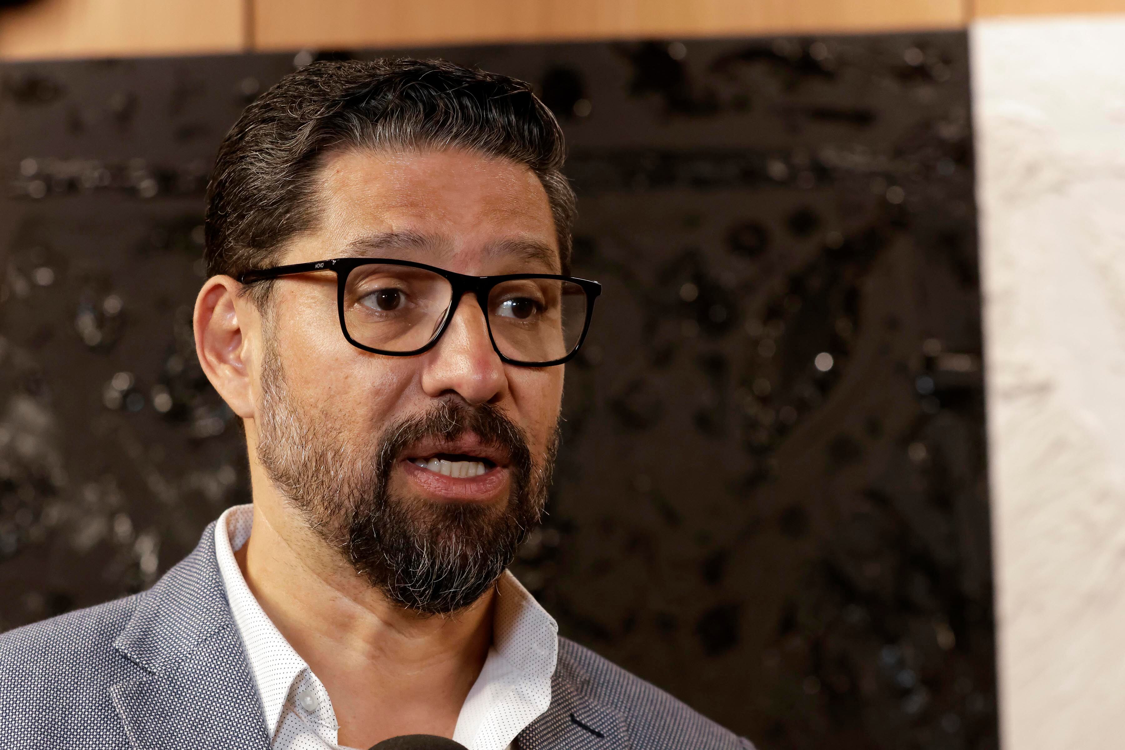 11/03/2023. Asamblea Legislativa, San José. Hora: 06:00 p.m. El presidente ejecutivo del Sinart, Fernando Sandí, (izquierda) habla con Francisco José Amado, director jurídico del Sinart, luego de que se cancelara la comparecencia que tenía prevista en la comisión especial que investiga los contratos millonarios que esta empresa adquiró con instituciones públicas para el manejo de pauta publicitaria. Fotos: Mayela López