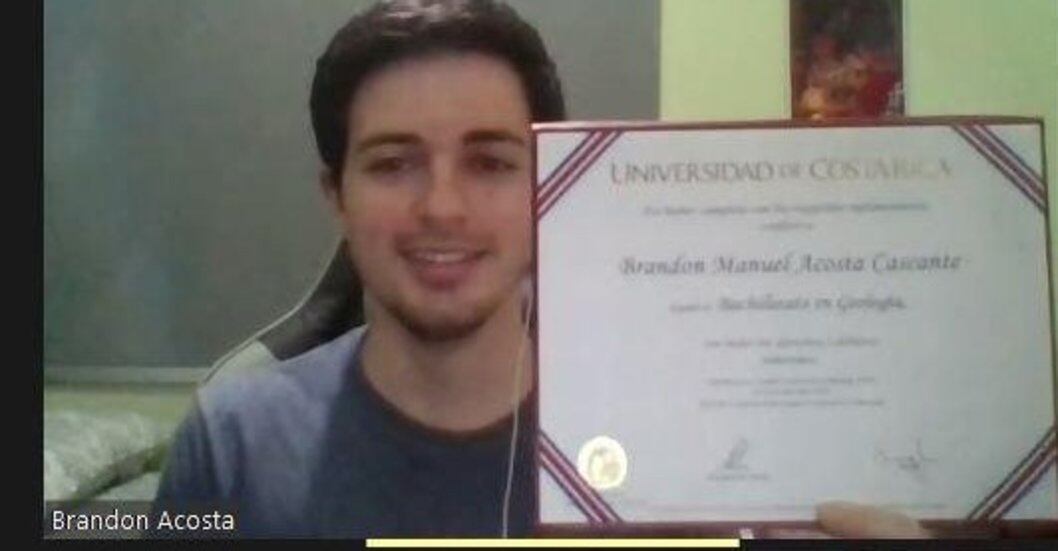 Brandon Acosta recibió el título en su hogar en Desamparados