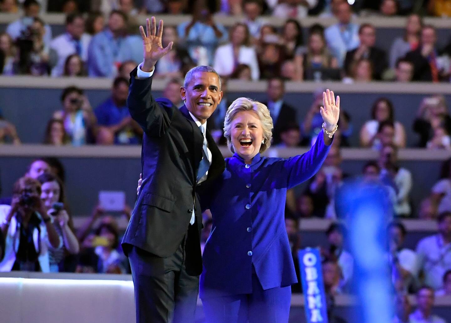 La aspirante demócrata a la Casa Blanca, Hillary Clinton, y el actual presidente de Estados Unidos, Barack Obama, se fundieron en un abrazo tras el discurso del mandatario en el escenario de la Convención Demócrata.