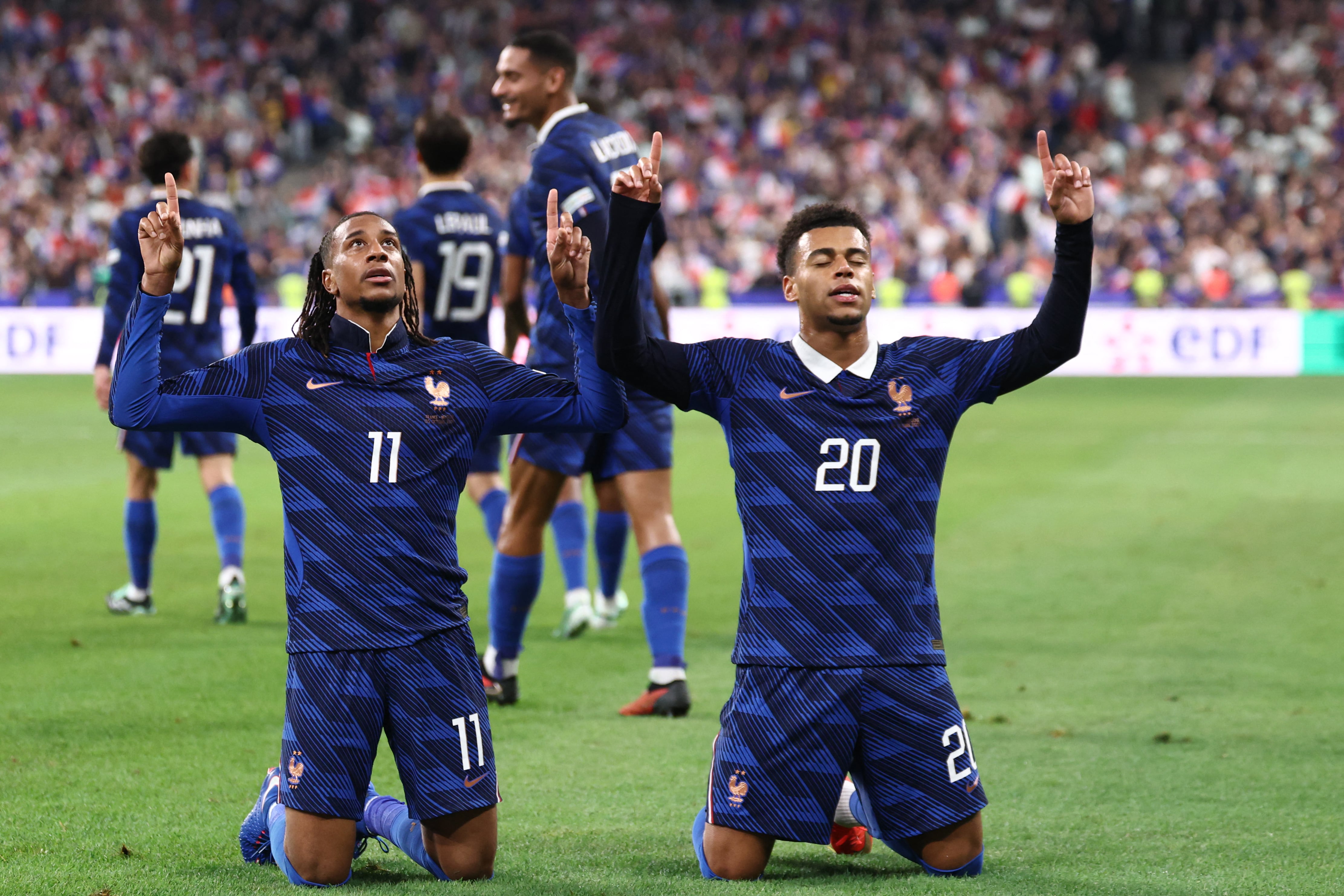 Los jugadores de la Selección de Francia Michael Olise y Désiré Doue festejan el segundo gol ante Bélgica en el Stade de Saint-Denis, por la Nations League de Europa.