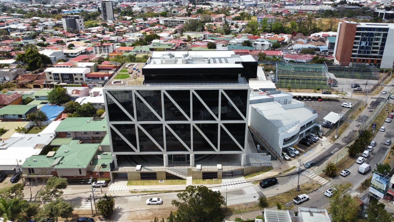 Edificio Everty Tower en barrio Dent, San José, rodeado de zona urbana, proyecto inmobiliario de oficinas desarrollado por Everty en Costa Rica.