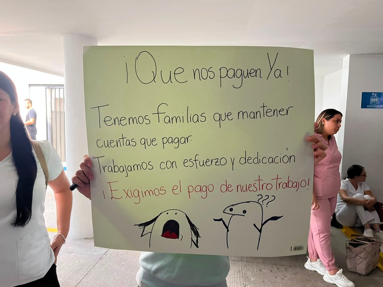 Personal de salud de la CCSS llegó con carteles de protesta a las oficinas de Sinaes Afines en San José.