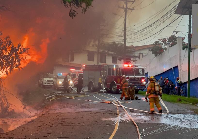 Incendio en Sabanilla de Montes de Oca. Foto cortesía.