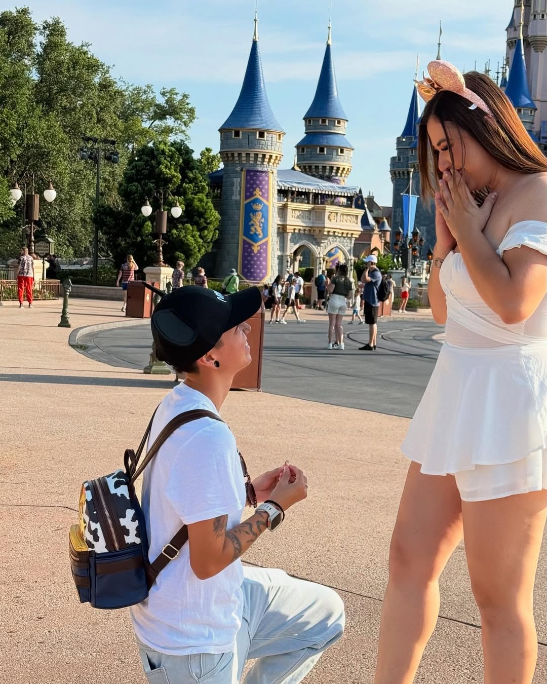 Mari Centeno le propuso matrimonio a su novia en Disney World. Kathy Alfaro compartió el momento con un mensaje emotivo.