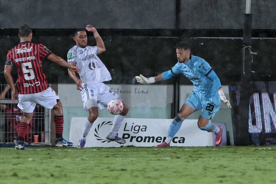 26/10/2025/ Juego entre Liga Deportiva Alajuelense vs Perez Zeledón por la jornada 14 del torneo apertura de la Liga Promerica en el estadio Alejandro Morera Soto / foto John Durán