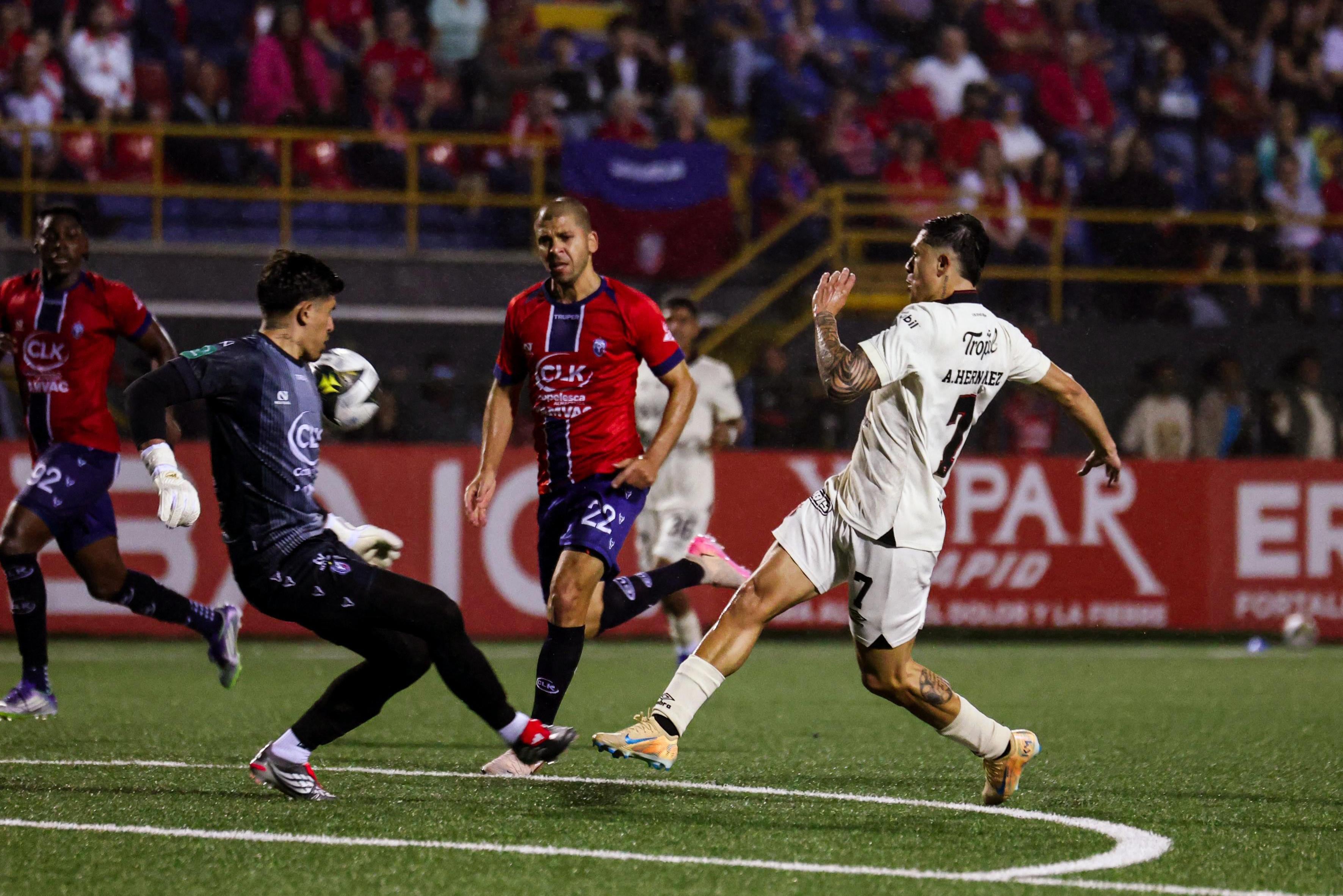 Anthony Hernández marcó en esta acción el segundo gol de Liga Deportiva Alajuelense ante San Carlos.