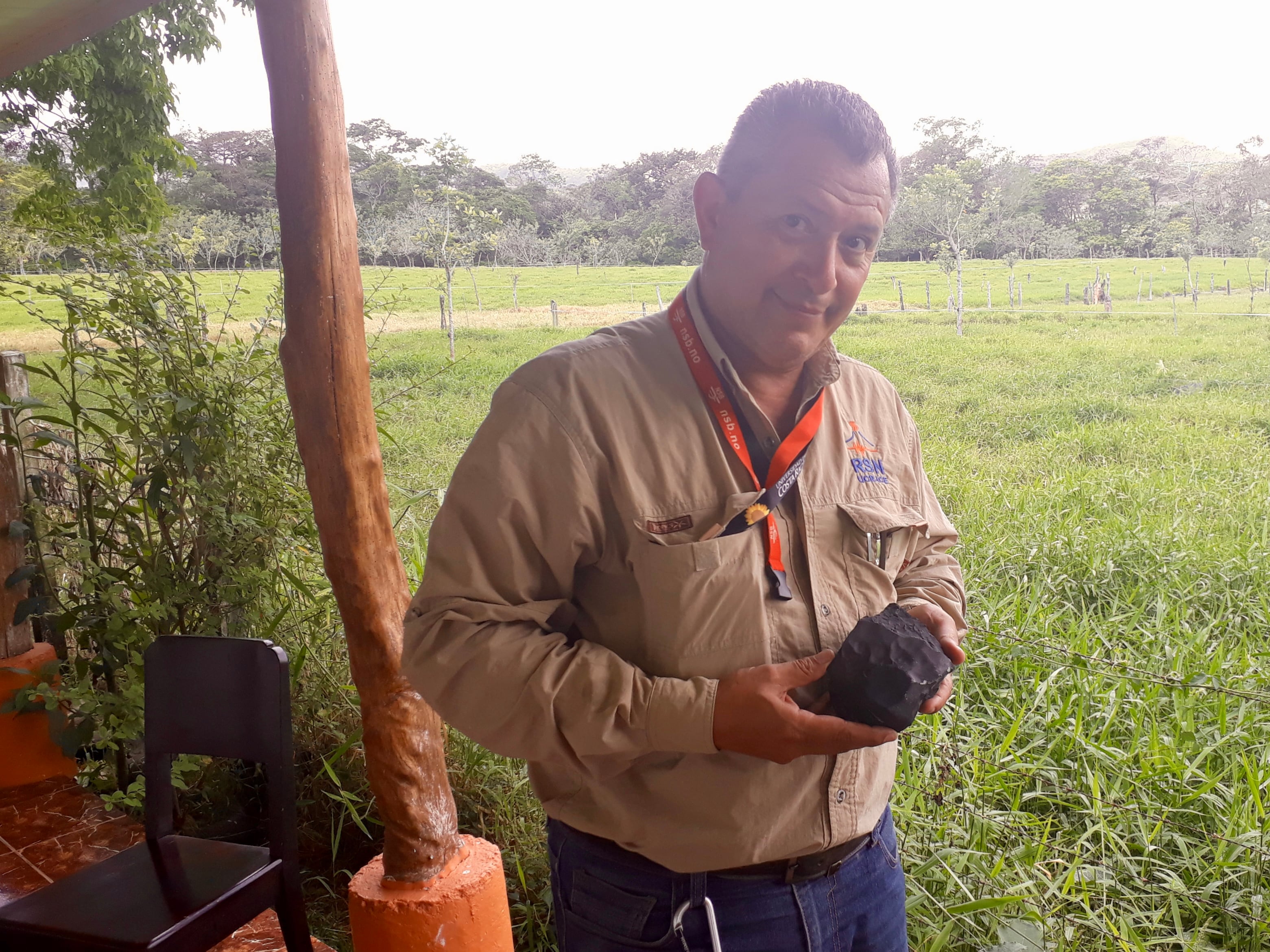 Geólogo Gerardo Soto con trozo de meteorito que cayó en Aguas Zarcas en 2019
