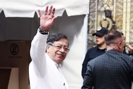 Gustavo Petro vota en elecciones de Colombia y muestra respaldo al oficialista Iván Cepeda