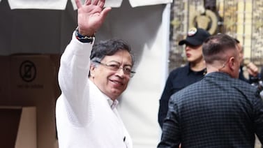 Gustavo Petro vota en elecciones de Colombia y muestra respaldo al oficialista Iván Cepeda