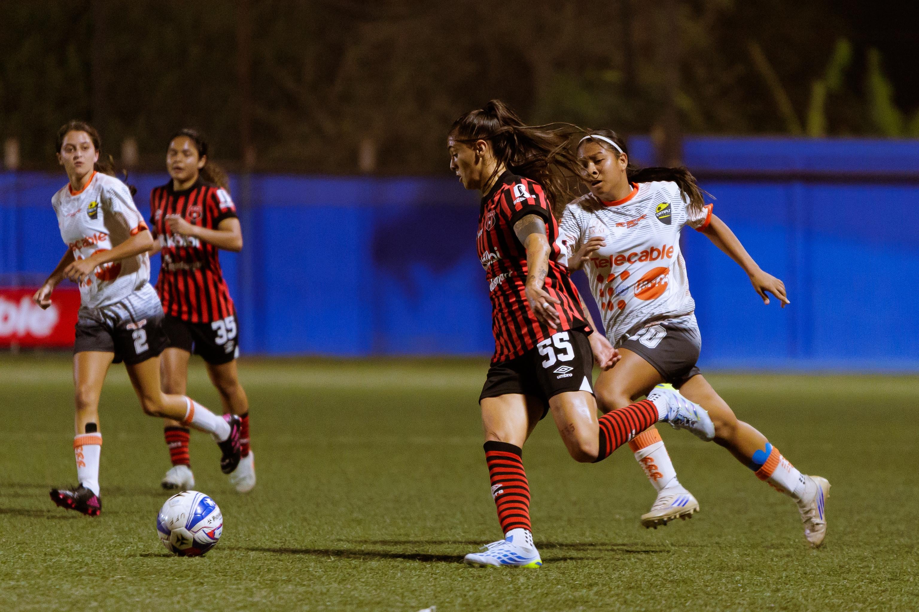 Fabiola Villalobos y María Paula Arce son dos de las jugadoras de Liga Deportiva Alajuelense que fueron sancionadas tras la semifinal.