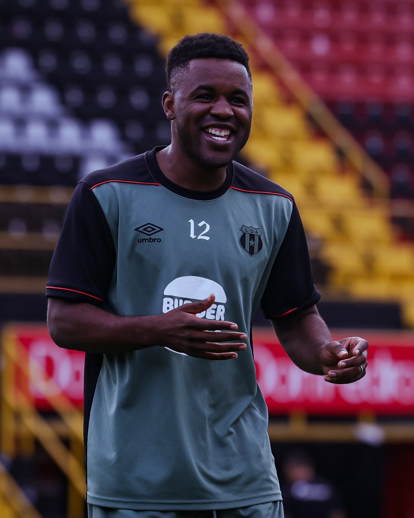 Joel Campbell sonríe en la práctica de Liga Deportiva Alajuelense en el Estadio Alejandro Morera Soto.
