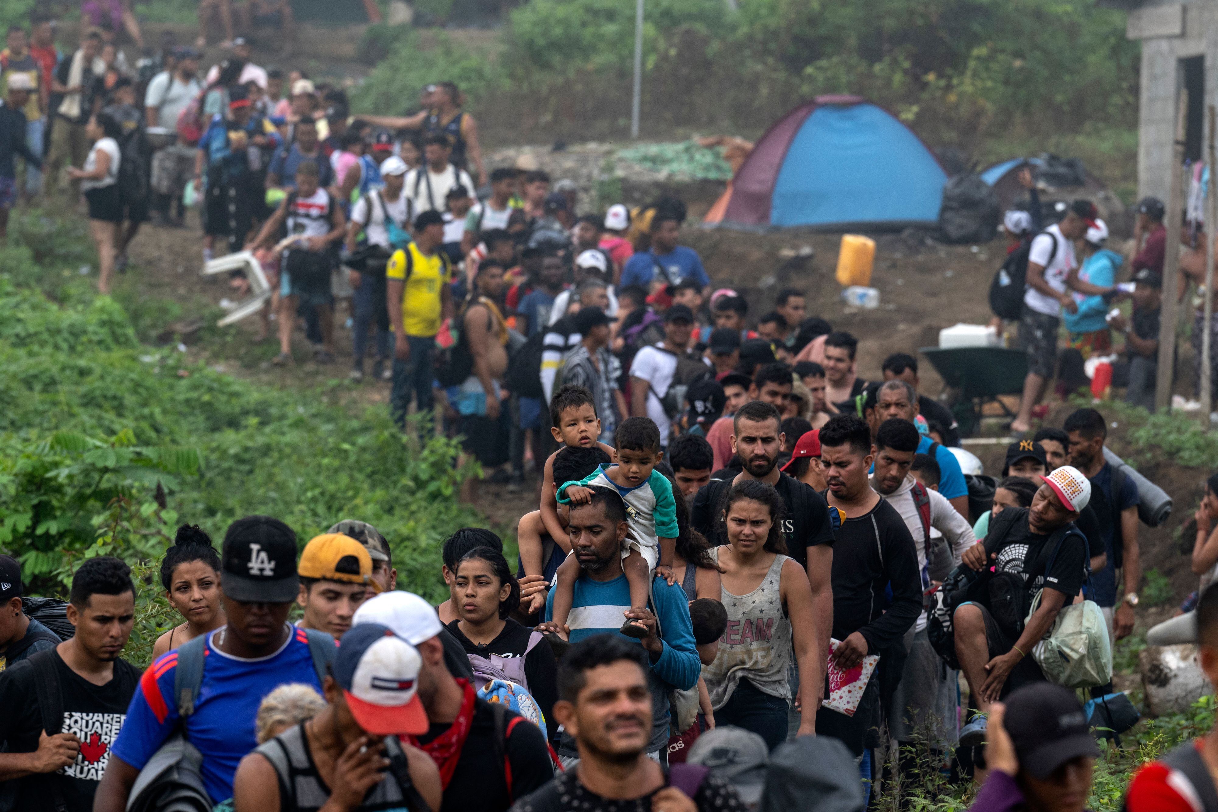 Miles de migrantes llegan a la localidad de Bajo Chiquito, uno de los poblados panameños ubicados en la selva del Darién, frontera entre Panamá y Colombia. Foto: Luis ACOSTA / AFP