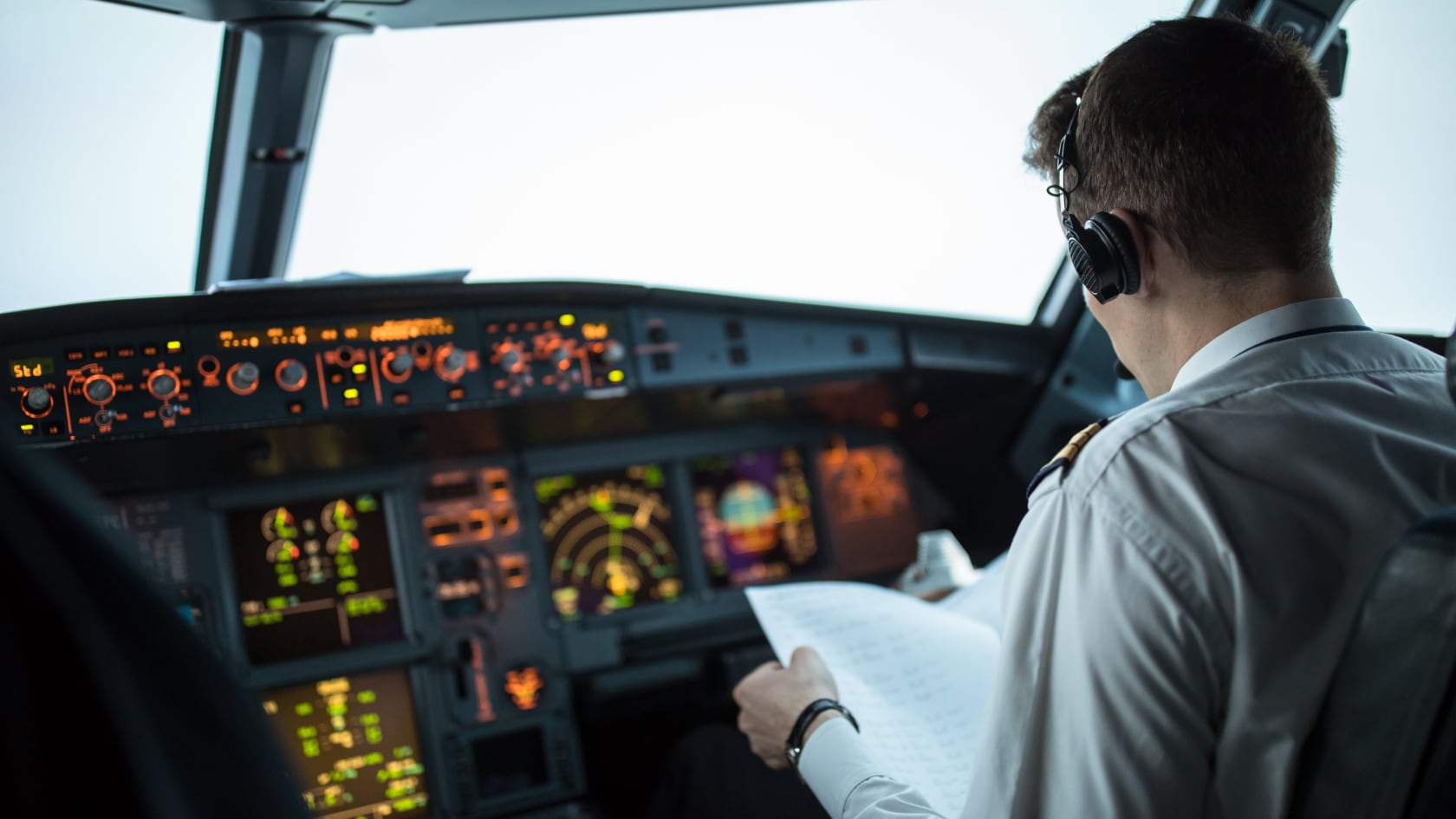 Autoridades acusan a un canadiense de usar credenciales falsas para viajar sin pagar en aerolíneas de Estados Unidos durante cuatro años.